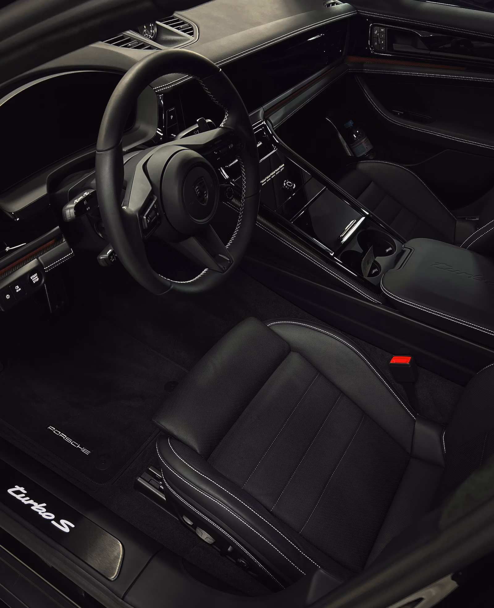 Porsche - interiér po detailingu Carvion