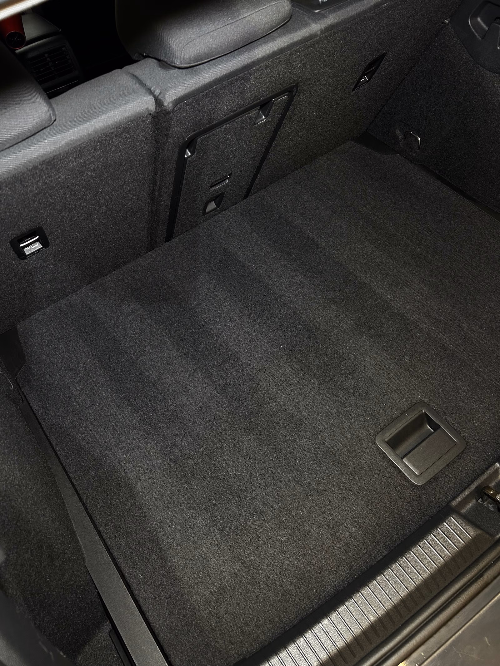Volkswagen - zavazadlový prostor po detailingu