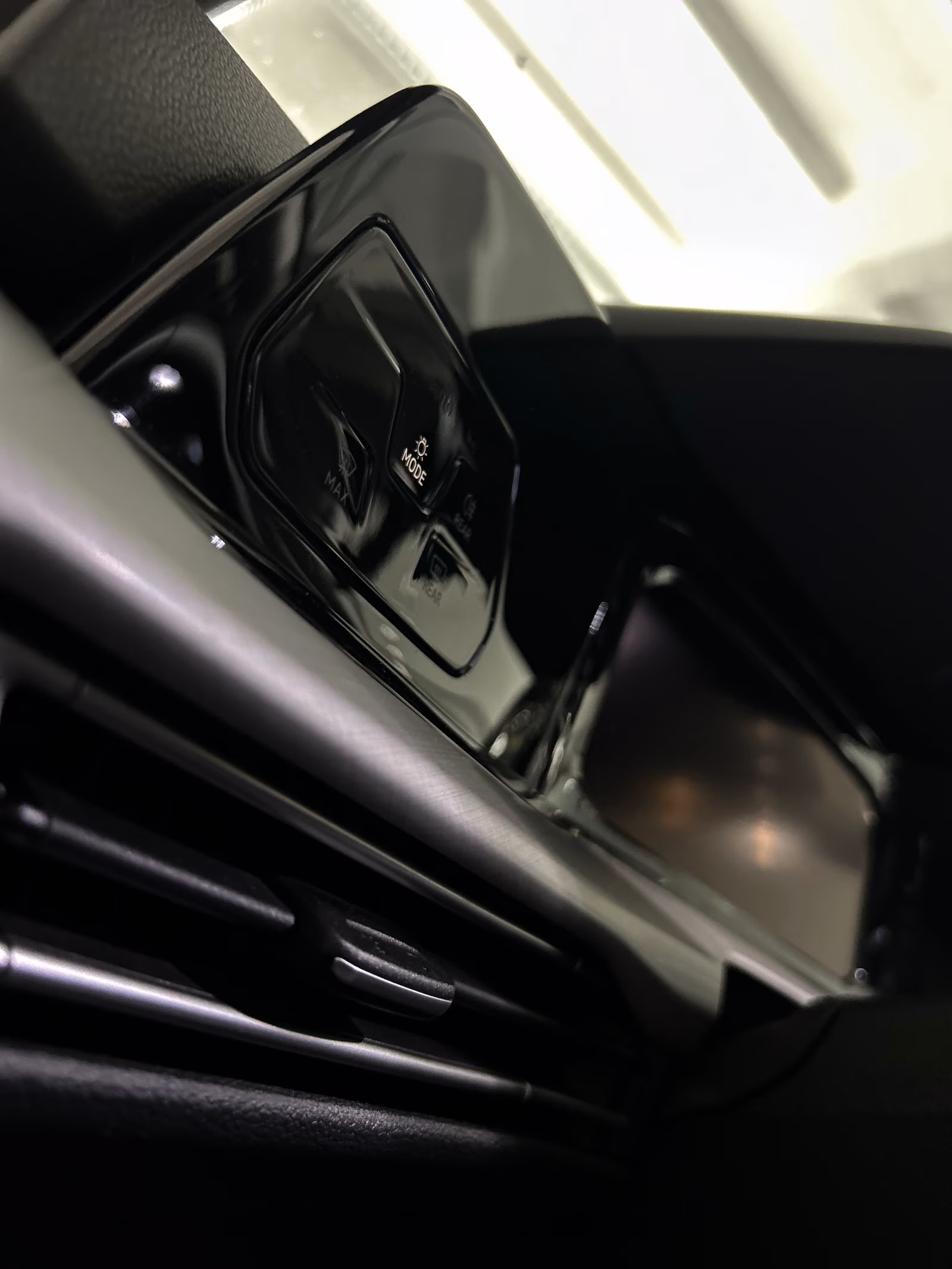 Volkswagen - detail interiérového plastu po čištění